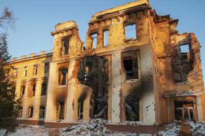 Un edificio dañado por los bombardeos se ilumina con la puesta de sol en Kharkiv, Ucrania, el viernes 11 de marzo de 2022. (AP Photo/Andrew Marienko)