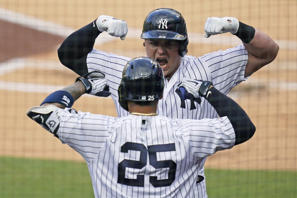 Luke Voit de los Yankees de Nueva York celebra con Gleyber Torres después de que Voit conectó un jonrón solitario contra los Rays de Tampa Bay durante el Juego 4 de una Serie Divisional de la Liga Americana de MLB contra los Rays de Tampa Bay.