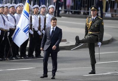 El presidente ucraniano Volodymyr Zelenskyy observa un desfile militar por el Día de la Independiencia, en Kiev, Ucrania, el 24 de agosto de 2021. (AP Foto/Efrem Lukatsky)