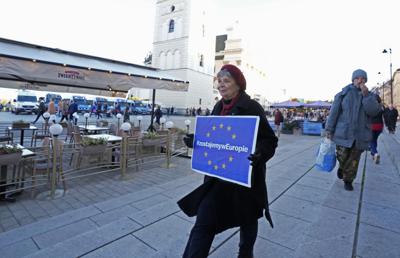 Foto tomada durante la protesta a favor de la Unión Europea en Varsovia el 10 de octubre del 2021.    (Foto AP/Czarek Sokolowski)