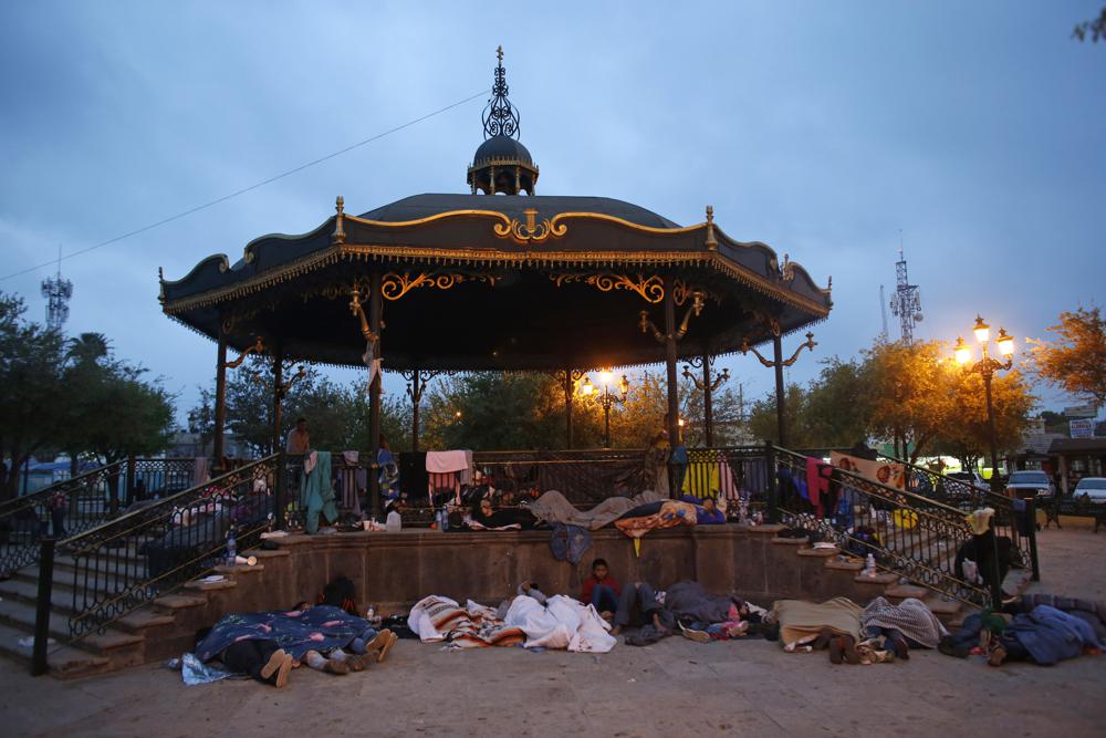 En esta imagen de archivo, migrantes duermen bajo un kiosco en un parque, el 27 de marzo de 2021, en Reynosa, México. El campamento, como otros en la frontera norte de México, sirven de residencia temporal a los migrantes que esperan lograr asilo en Estados Unidos. (AP Foto/Darío López-Mills, archivo)