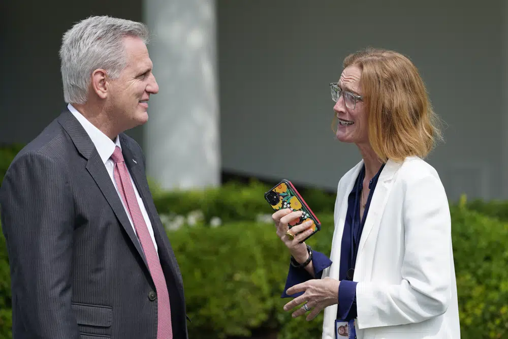 ARCHIVO - El presidente de la Cámara de Representantes, Kevin McCarthy, de California, a la izquierda, habla con la directora de asuntos legislativos de la Casa Blanca, Louisa Terrell, a la derecha, antes del inicio de un evento en el Rose Garden de la Casa Blanca en Washington, el 26 de julio de 2021. El presidente Joe Biden y McCarthy están recurriendo a un grupo selecto de negociadores para ayudar a negociar un acuerdo para aumentar la autoridad de endeudamiento de la nación.  (Foto AP/Susan Walsh, archivo)