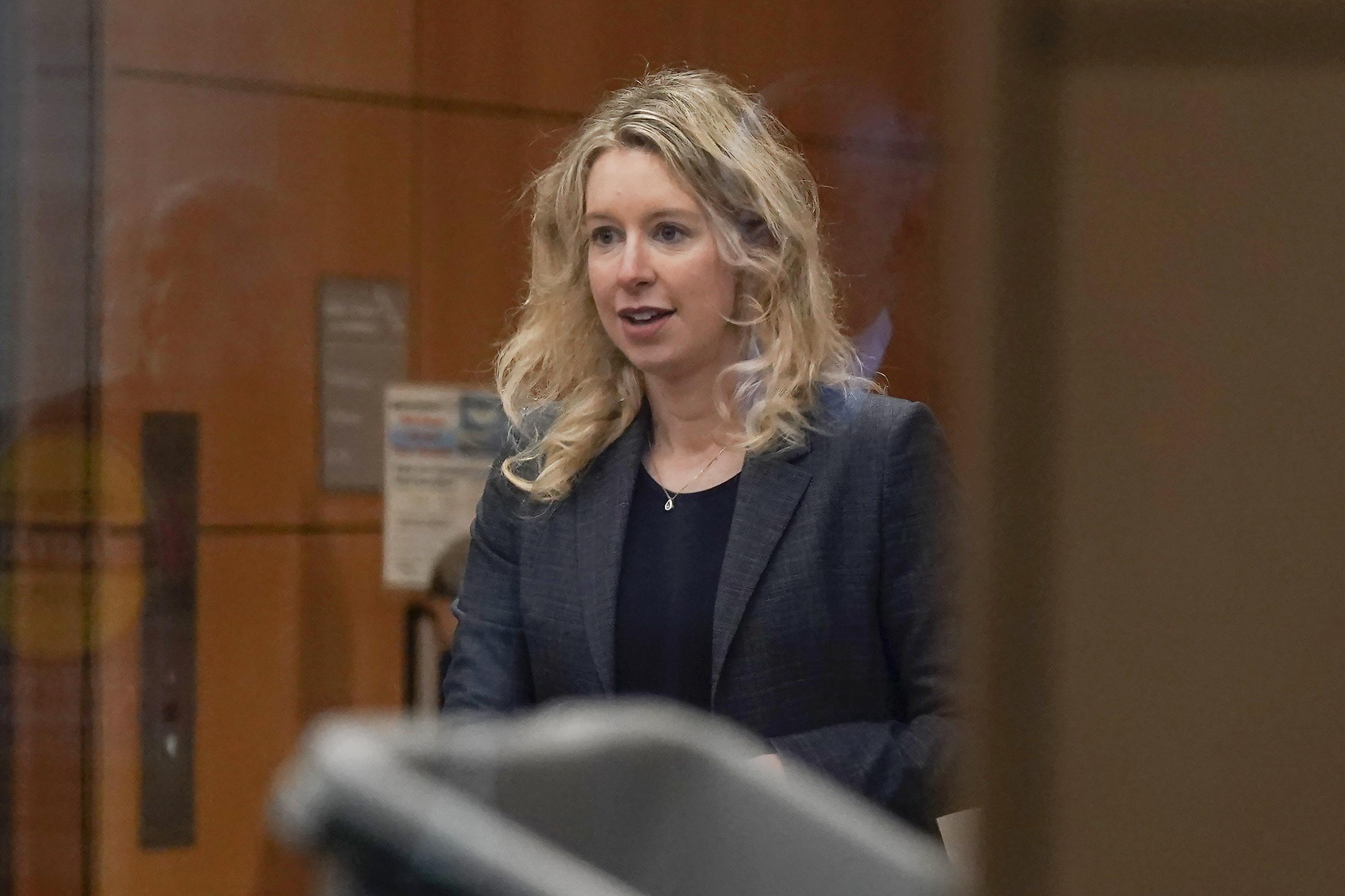 Les procureurs poussent à 15 ans de prison le PDG de Theranos, Holmes