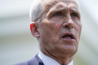 El secretario general de la OTAN, Jens Stoltenberg, habla con reporteros en el exterior de la Casa Blanca tras una reunión con el presidente de Estados Unidos, Joe Biden, el 2 de junio de 2022, en Washington. (AP Foto/Evan Vucci)