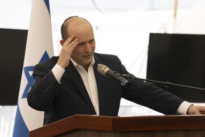 El primer ministro de Israel, Naftali Bennett, durante una conferencia de prensa en la base de las fuerzas israelíes de defensa en Beit El, Cisjordania, el 5 de abril de 2022. (AP Foto/Maya Alleruzzo)