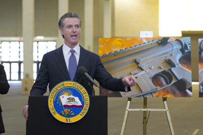 El gobernador de California Gavin Newsom se reúne con la prensa en DelMar Fairgrounds el 18 de febrero del 2022 en Del Mar, California, donde anunció su respaldo a una legislación en el estado que les permitiría a los ciudadanos privados demandan a los fabricantes de armas para impedirles qu eproduzcan fusiles automaticos.  (Nelvin C. Cepeda/The San Diego Union-Tribune via AP)