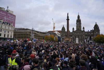 Activistas por el clima se reúnen tras una marcha a través de las calles de Glasgow, Escocia, el viernes 5 de noviembre de 2021, donde se lleva a cabo la cumbre COP26 de la ONU contra el calentamiento global.  (AP Foto / Alberto Pezzali)