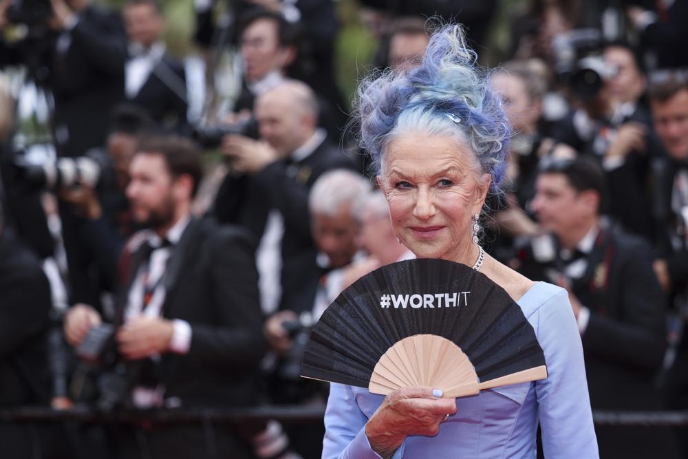 Helen Mirren posa para los fotógrafos a su llegada a la ceremonia de apertura y al estreno de la película 'Jeanne du Barry' en el 76º festival internacional de cine de Cannes, sur de Francia, el martes 16 de mayo de 2023. (Foto de Vianney Le Caer/Invision/ PA)
