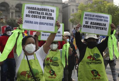 Trabajadores del sector educativo y de la construcción que simpatizan con el presidente Pedro Castillo exigen que el mandatario cierre el Congreso, durante una marcha en la Plaza 2 de Mayo, el jueves 7 de abril de 2022, en Lima, Perú. (AP Foto/Guadalupe Pardo)