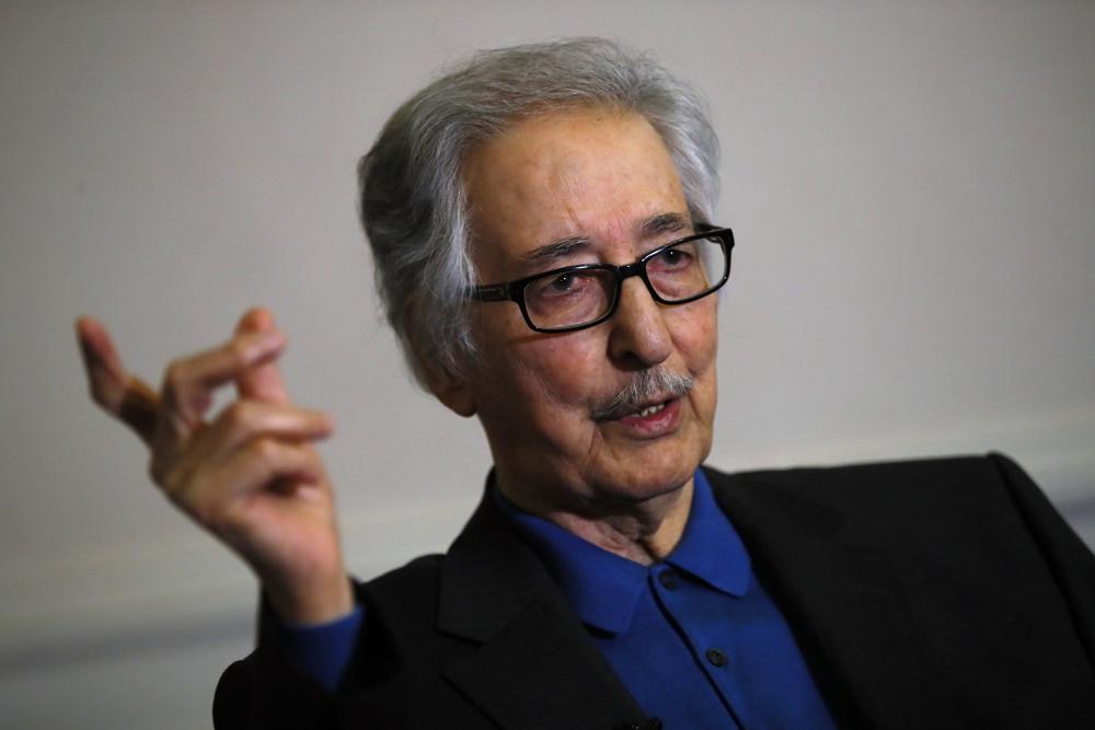 DOSJA - Në këtë fotografi të marrë më 29 janar 2019, ish -presidenti iranian, Abolhassan Banisadr, flet gjatë një interviste me Associated Press në Versajë, në perëndim të Parisit, Francë. Banisadr, presidenti i parë i Iranit pas Revolucionit Islamik të vendit në 1979 i cili u largua nga Teherani pasi u akuzua për sfidimin e fuqisë në rritje të klerikëve ndërsa kombi u bë teokraci, vdiq të Shtunën, 9 Tetor 2021. Ai ishte 88. (AP Photo/Francois Mori , Dosje)