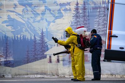 Empleados del Centro Estatal Federal de Operaciones Especiales de Rescate desinfectan la estación ferroviaria Savyolovsky en Moscú, Rusia, martes 26 de octubre de 2021. La cifra diaria de muertes de COVID-19 alcanzó un nuevo récord el martes. El gobierno ha ordenado a la mayoría de los rusos que no vayan a trabajar esta semana. (AP Foto/Alexander Zemlianichenko)