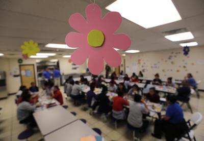 ARCHIVO - Adolescentes migrantes reciben alimentos en instalaciones para menores el 29 de agosto de 2019, en San Benito, Texas. (AP Foto/Eric Gay, archivo)