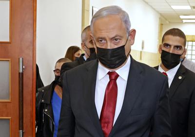 El ex primer ministro israelí Benjamin Netanyahu sale de un tribunal en Jerusalén el 16 de noviembre de 2021. (Jack Guez/Pool Photo via AP)