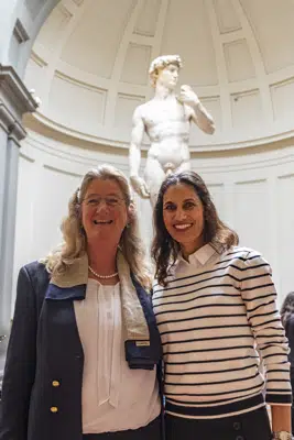 Esta imagen, proporcionada por la Galleria dell'Accademia de Florencia muestra a la exdirectora de la Escuela Clásica de Tallahassee, Florida, Hope Carrasquilla (derecha), posando con Cecilie Hollberg, la directora del museo, delante del David de Miguel Ángel, en Florencia, Italia, el 28 de abril de 2023. (Guido Cozzi/Galleria dell'Accademia vía AP)