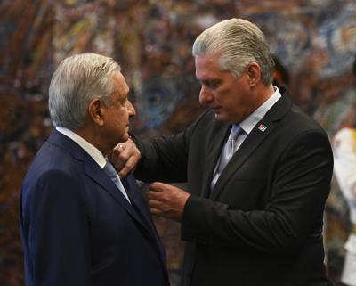 El presidente mexicano Andrés Manuel López Obrador es condecorado por su homólogo cubano Miguel Díaz-Canel con la orden José Martí en el Palacio de la Revolución en La Habana, Cuba, el domingo 8 de mayo de 2022. (Yamil Lage/Pool Foto, vía AP)
