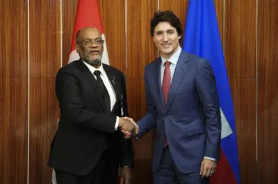 El primer ministro canadiense Justin Trudeau, derecha, participa de una reunión bilateral con el primer ministro de Haití, Ariel Henry, durante la conferencia de jefes de gobierno de la Comunidad del Caribe (CARICOM) en Nassau, Bahamas, jueves 16 de febrero de 2023 (Sean Kilpatrick /The Canadian Press via AP)