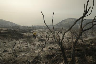 En esta imagen del miércoles 13 de octubre de 2021, elementos del Departamento de Bomberos del condado de Santa Barbara extinguen un incendio junto a las vías de un tren cerca de la autopista federal 101, en Goleta, California. (AP Foto/Ringo H.W. Chiu, Archivo)