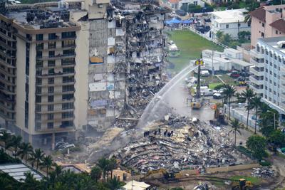 Fotografía de archivo del 25 de junio de 2021 de rescatistas trabajando en los restos del edificio Champlain Towers South en Surfside, Florida. Video dado a conocer por un equipo de investigadores federales muestra más evidencia de extensa corrosión y refuerzos abarrotados al concreto en el edificio, cuyo desplome en junio mató a 98 personas.(AP Foto/Gerald Herbert, Archivo)