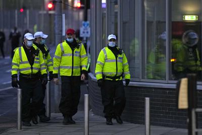 Agentes de policía patrullan cerca del recinto en el que se celebra la Conferencia de Naciones Unidas sobre Cambio Climático, COP26, en Glasgow, Escocia, el 6 de noviembre de 2021. (AP Foto/Alastair Grant)