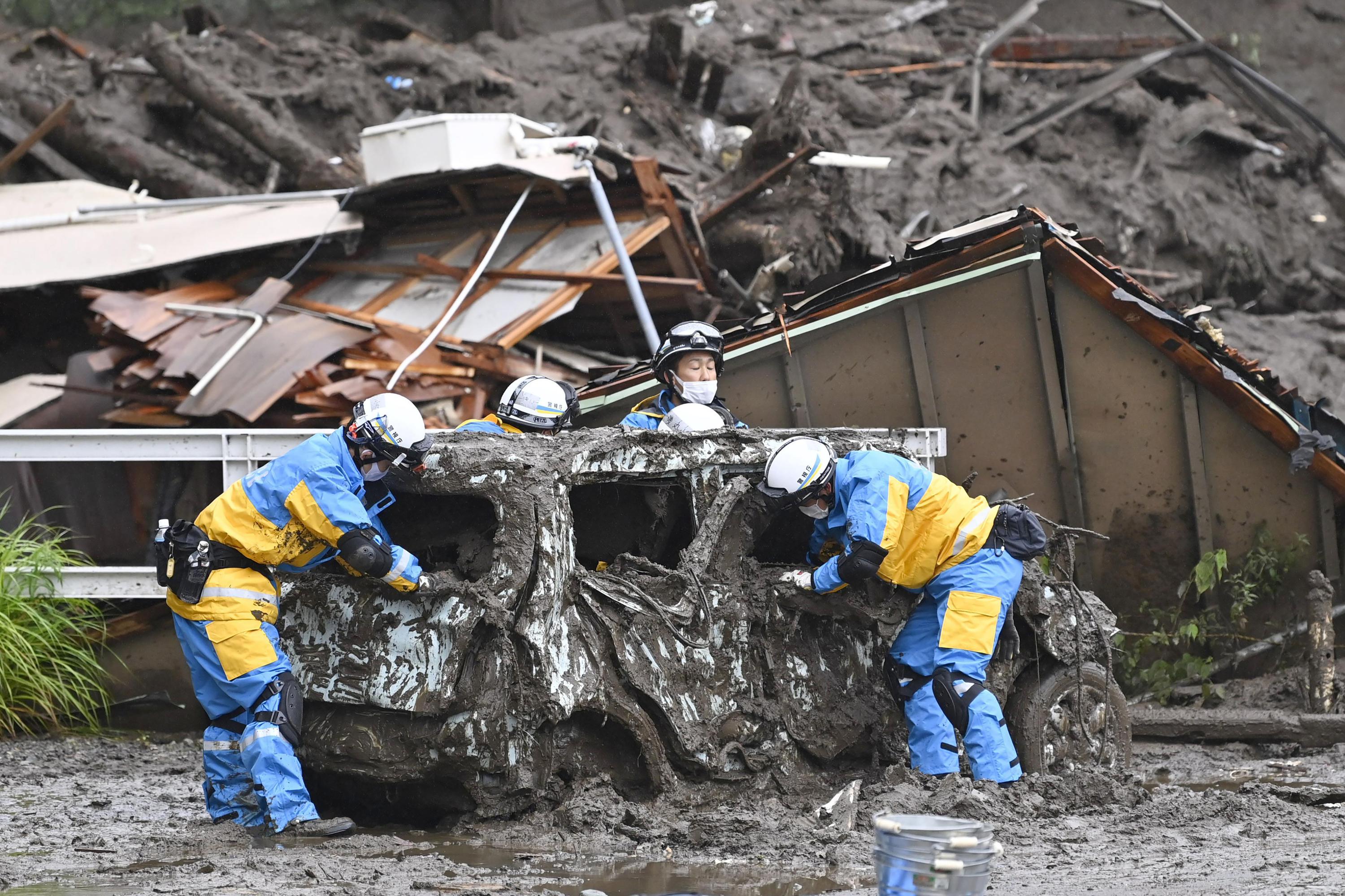 危険な地滑りが都市を襲った後、日本の指導者は救出されています