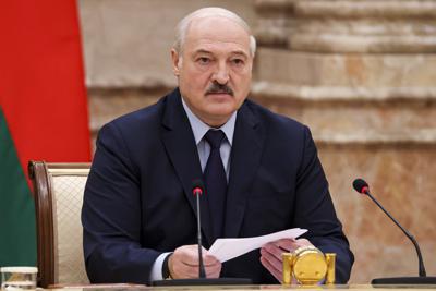 El presidente de Bielorrusia, Alexander Lukashenko, habla en una reunión ampliada de la Comisión Constitucional en Minsk, Bielorrusia, martes 28 de septiembre de 2021. (Maxim Guchek/BelTA foto vía AP)