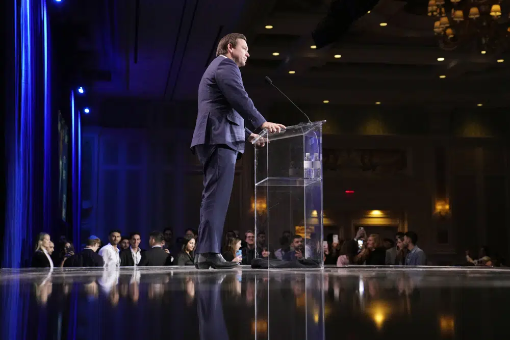 ARCHIVO - El gobernador de Florida, Ron DeSantis, habla en una reunión anual de liderazgo de la Coalición Judía Republicana, el 19 de noviembre de 2022, en Las Vegas.  DeSantis se ha convertido en una estrella política a principios de la temporada de elecciones presidenciales de 2024, incluso cuando ignora muchas convenciones de la política moderna.  (Foto AP/John Locher, archivo)