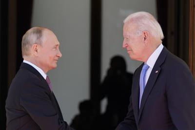 El presidente Joe Biden y el presidente ruso Vladimir Putin llegan a una reunión en la "Villa la Grange" el 16 de junio de 2021 en Ginebra, Suiza. (AP Foto/Patrick Semansky, Archivo)