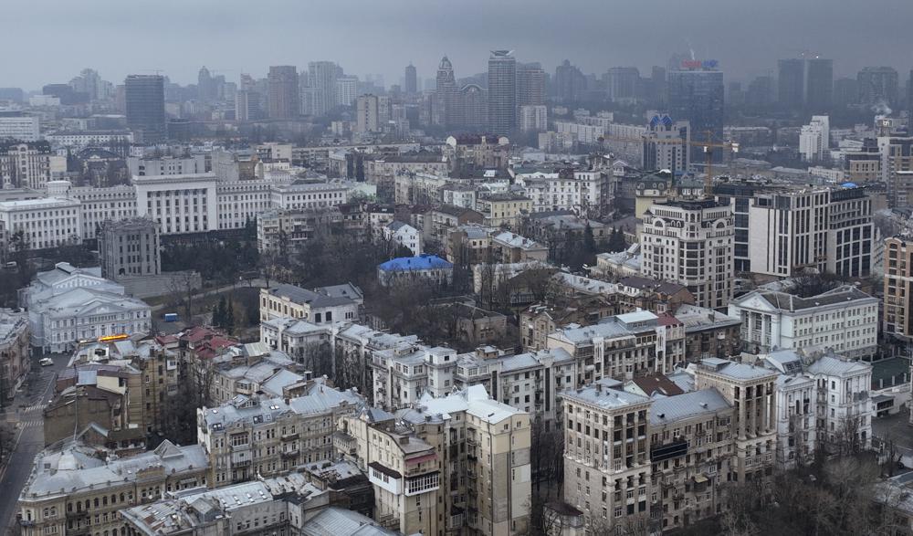 Esta fotografía del 24 de febrero de 2022 muestra Kiev, la capital de Ucrania. (AP Foto/Emilio Morenatti)