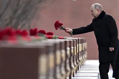 El presidente ruso Vladimir Putin durante una ceremonia en la Tumba del Soldado Desconocido, en Moscú, Rusia, el jueves 23 de febrero de 2023. (Pavel Bednyakov, Sputnik, Kremlin Pool Photo via AP)