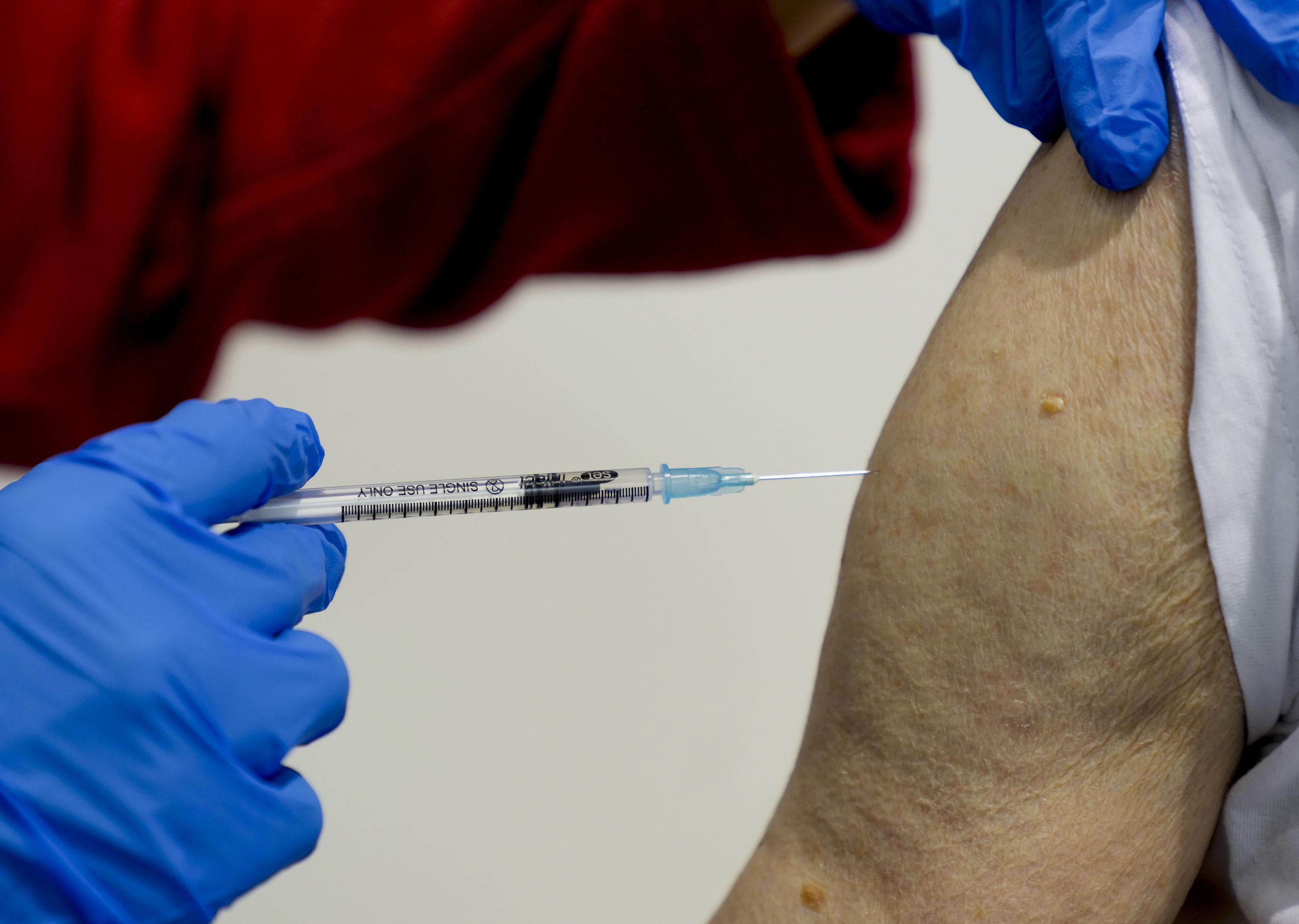 Hombre en Alemania recibe 90 vacunas COVID-19 por vender permisos falsos