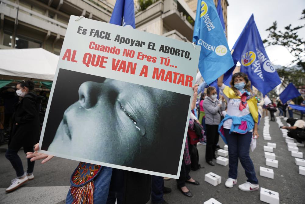 Activistas por el derecho al aborto protestan frente a la Corte Constitucional mientras los jueces continúan las discusiones sobre la despenalización del aborto en Bogotá, Colombia, el lunes 21 de febrero de 2022. (AP Foto/Fernando Vergara)