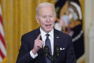 El presidente Joe Biden habla sobre Ucrania en el Salón Este de la Casa Blanca, el martes 15 de febrero de 2022, en Washington. (AP Photo/Alex Brandon)