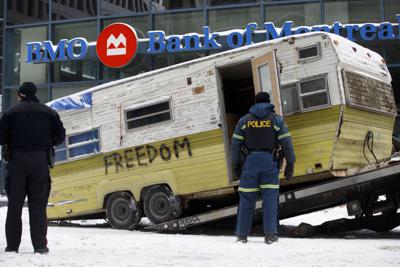 Un vehículo es remolcado después de las protestas en Ottawa, Canadá, el 20 de febrero del 2022.  (Cole Burston/The Canadian Press via AP)