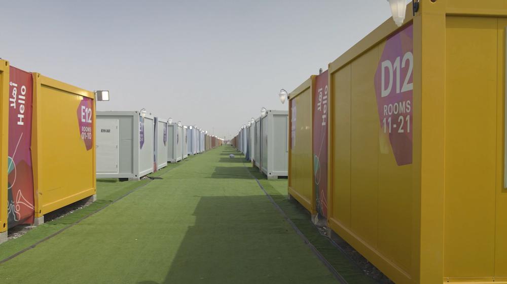 En esta foto tomada de un video, una vista de las cabañas de alojamiento en la villa de fanáticos en Doha, Qatar, el miércoles 9 de noviembre de 2022. Qatar inauguró el miércoles una villa de 6,000 cabañas para fanáticos en un lote aislado cerca de su aeropuerto internacional, una oferta para vivienda hacia el extremo inferior de lo que está disponible para la próxima Copa del Mundo a pocos días de comenzar. (Foto AP/Lujain Jo)