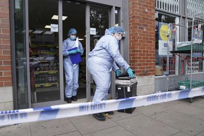 Policías en trajes forenses trabajan en las afueras de un supermercado en el oeste de Londres el 26 de agosto del 2021 en el que un hombre inyecto sangre a varios productos alimenticios. El hombre fue arrestado y compareció en la corte el viernes, 27 de agosto, por cargos de contaminar comida. (Jonathan Brady/PA vía AP)