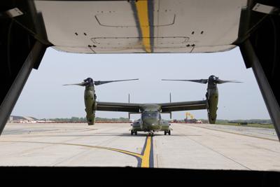 En esta imagen de archivo, un avión Osprey de la Marina de Estados Unidos, visto desde un Osprey que lleva a reporteros de la Casa Blanca, en la base Andrews de la Fuerza Aérea, en Maryland, el 24 de abril de 2021. (AP Foto/Patrick Semansky)