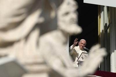 El papa Francisco saluda durante la plegaria del Angelus desde la ventana de su estudio con vistas a la Plaza de San Pedro, en el Vaticano, el domingo 7 de noviembre de 2021. (AP Foto/Alessandra Tarantino)