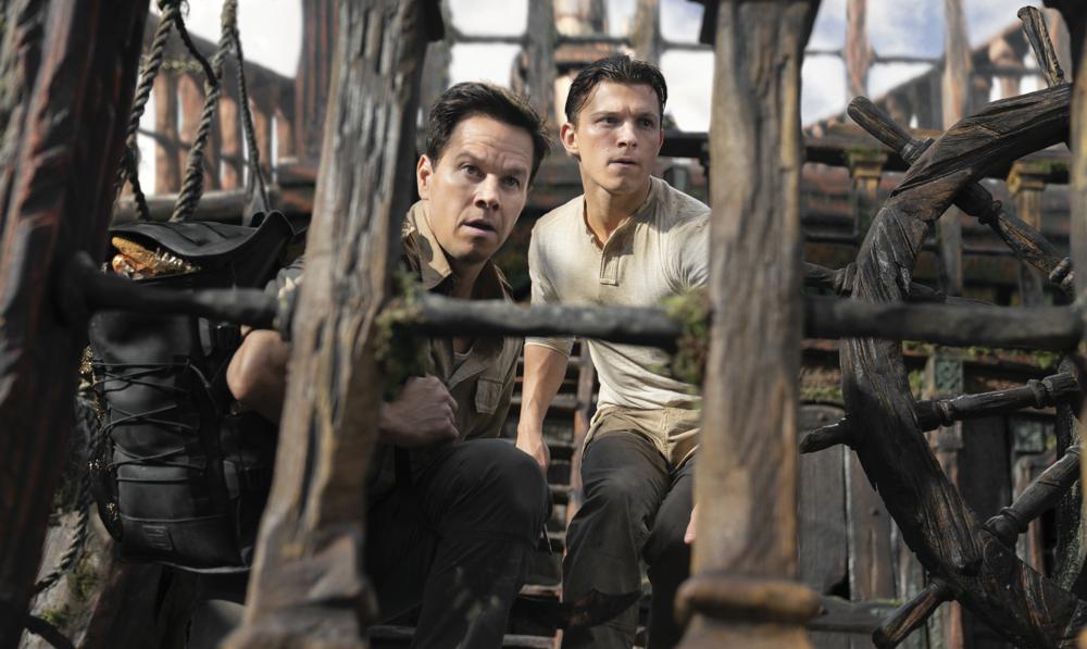 Mark Wahlberg, izquierda, y Tom Holland en una escena de "Unchartered" en una imagen proporcionada por Columbia Pictures-Sony Pictures. (Clay Enos/Columbia Pictures-Sony Pictures via AP)