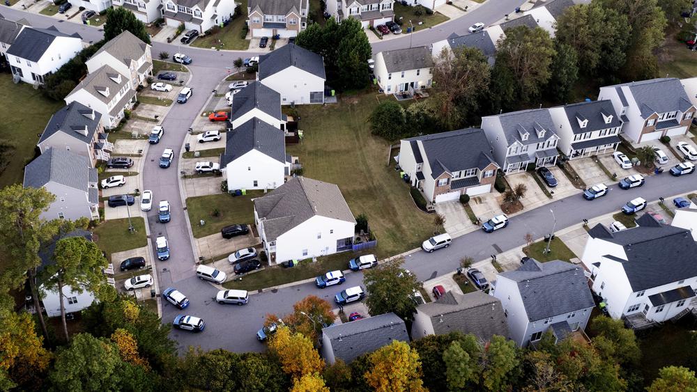 En esta imagen aérea tomada con un dron, las fuerzas del orden trabajan en la escena de un tiroteo en Raleigh, Carolina del Norte, el jueves 13 de octubre de 2022. (Travis Long/The News & Observer vía AP)