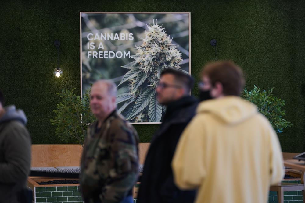 Los clientes hacen fila para obtener productos de cannabis en un dispensario RISE en Bloomfield, NJ, el jueves 21 de abril de 2022. Las ventas recreativas de cannabis para adultos mayores de 21 años comenzaron el jueves, con la apertura de los primeros centros de tratamiento alternativo a las 6 am en parte del estado .  (Foto AP/Seth Wenig)