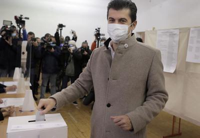 Kiril Petkov, líder del partido Continuamos el Cambio, emite su voto el domingo 14 de noviembre de 2021, en Sofía, Bulgaria. (AP Foto/Valentina Petrova)