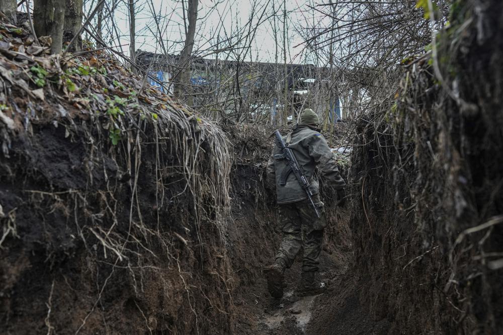 Un militar ucraniano camina para revisar una trinchera en una posición en la línea de separación entre el territorio controlado por Ucrania y el territorio controlado por los rebeldes cerca de Zolote, Ucrania, el sábado 19 de febrero de 2022. El presidente ucraniano Volodymyr Zelenskyy, enfrenta un fuerte aumento en la violencia en y alrededor del territorio controlado por los rebeldes respaldados por Rusia y las advertencias cada vez más terribles de que Rusia planea invadir, ha pedido al presidente ruso, Vladimir Putin, que se reúna con él y busque una solución a la crisis.  (Foto AP/Evgeniy Maloletka)