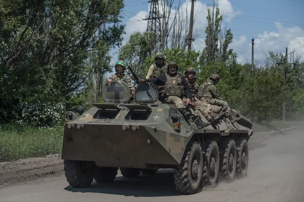 Soldados ucranianos a bordo de un tanque en la línea de frente cerca de Bájmut, Ucrania, el lunes 5 de junio de 2023. (Iryna Rybakova via AP)