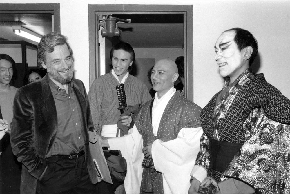 ARCHIVO - El compositor y letrista Stephen Sondheim, a la izquierda, se muestra con miembros del elenco de "Pacific Overtures" después de la presentación de clausura del musical revival en la Iglesia del Descanso Celestial de Nueva York en el Teatro York, el domingo 14 de abril de 1984. Los actores son , de izquierda a derecha, Kevin Gray, Ernest Ababa y Tony Marino.  Sondheim, el compositor que reformó el teatro musical estadounidense en la segunda mitad del siglo XX, murió a los 91 años. La muerte de Sondheim fue anunciada por su abogado con sede en Texas, Rick Pappas, quien le dijo a The New York Times que el compositor murió el viernes. 26 de noviembre de 2021, en su casa en Roxbury, Connecticut (Foto AP, Archivo)