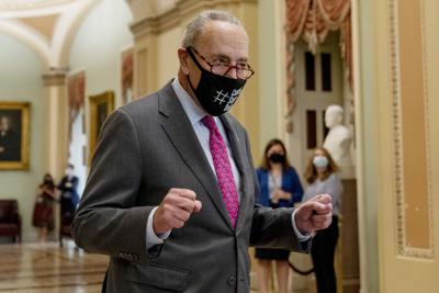 El líder de los demócratas en el Senado, Chuck Schumer, celebra la aprobación en la cámara de un plan de infraestructura de 1 billón de dólares, pilar de la agenda de Joe Biden, en el Capitolio, en Washington, el 10 de agosto de 2021. (AP Foto/Andrew Harnik)