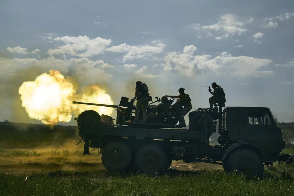 Soldados ucranianos disparan un cañón cerca de Bájmut, una ciudad oriental ucraniana donde se han producido duros combates contra fuerzas rusas, en la región de Donestk, Ucrania, el lunes 15 de mayo de 2023. (AP Foto/Libkos)