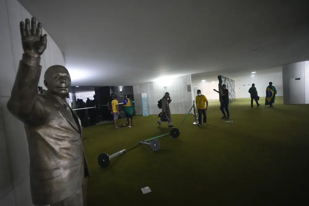 Partidarios del expresidente de Brasil Jair Bolsonaro irrumpen en el edificio del Congreso Nacional en Brasilia, Brasil, el domingo 8 de enero de 2023. (AP Foto/Eraldo Peres)