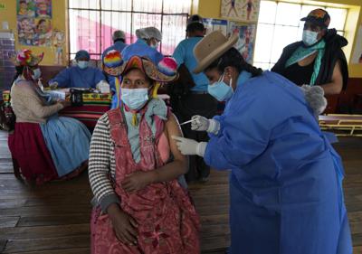Una trabajadora de la salud le da una inyección de la vacuna Sinopharm para el COVID-19 a Yolanda Coila, durante una campaña de vacunación en Jochi San Francisco, Perú, el viernes 29 de octubre de 2021. (AP Foto / Martín Mejía)