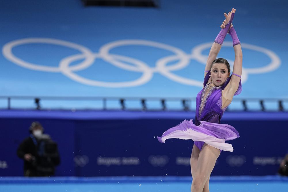 Kamila Valieva, del Comité Olímpico Ruso, compite en el programa corto femenino durante el patinaje artístico en los Juegos Olímpicos de Invierno de 2022, el martes 15 de febrero de 2022 en Beijing.  (Foto AP/David J. Phillip)