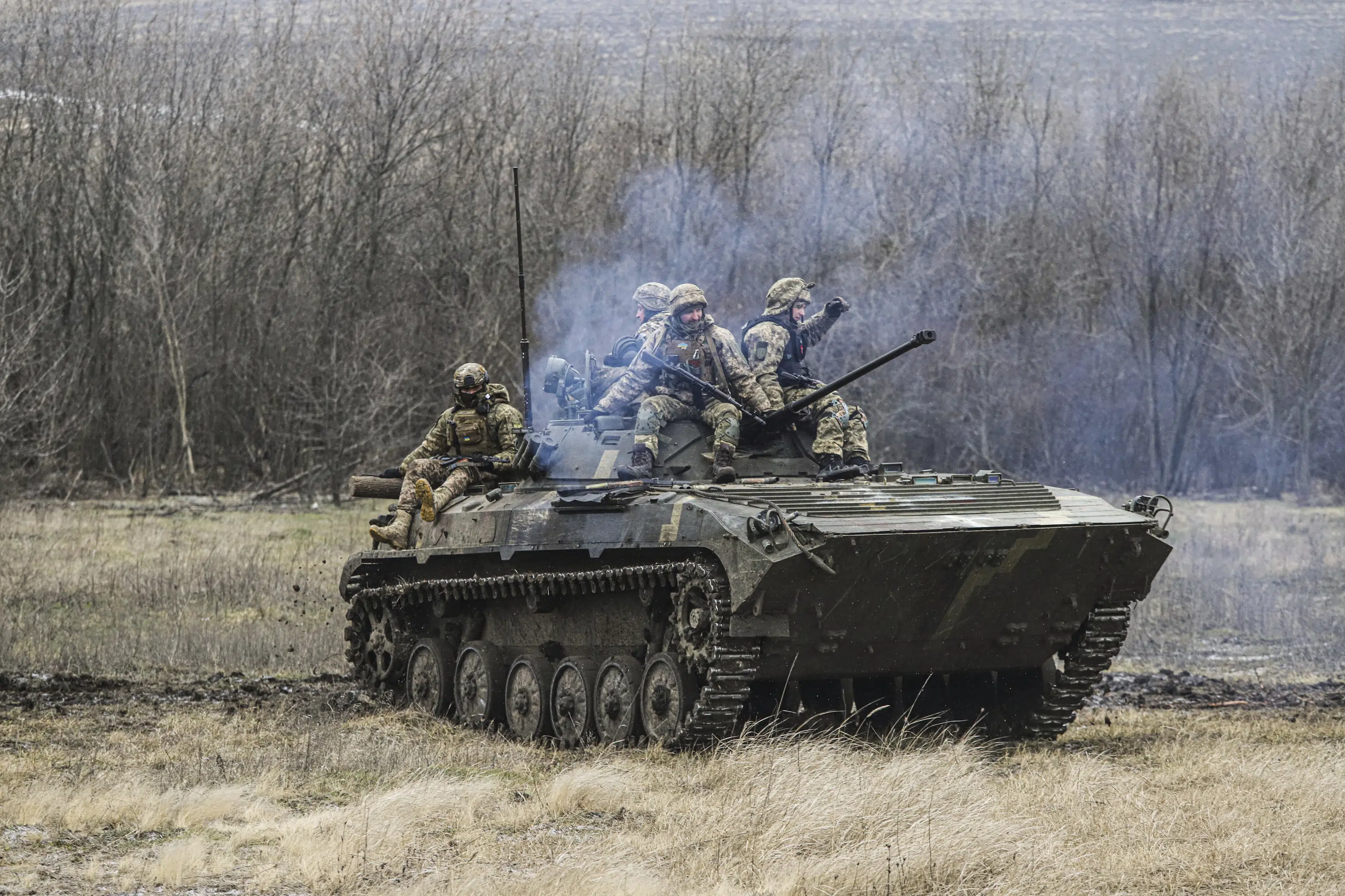 攻撃後、ドンバスの町から撤退するウクライナ軍